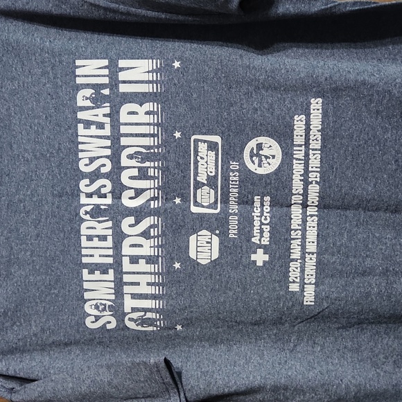 NWOT GILDEN LARGE WE BELIEVE IN ALL HEROS T-SHIRT - Picture 4 of 4